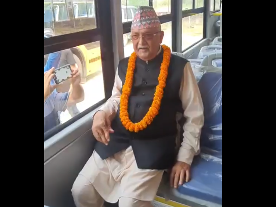 उद्घाटन गरेपछि लुम्बिनीसम्म बिजुलीबसमै हुइँकिए ओली 